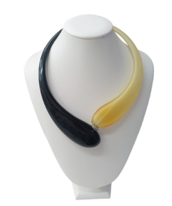 Alternative view of Φυσητό Κολιέ από αυθεντικό γυαλί Μουράνο σε χρώμα μαύρο κίτρινο